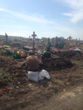Покупают цветы и катаются по кладбищу. Православные жители Агаповского района готовятся к Радонице