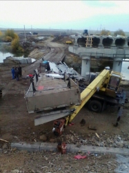 Сиганул с недостроенного моста. В Агаповском районе гружёная фура рухнула на автокран